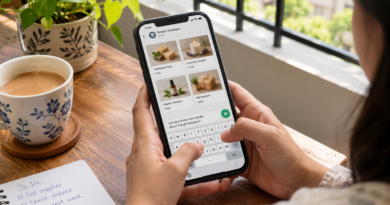 Person starting a zero-investment business from their phone in India